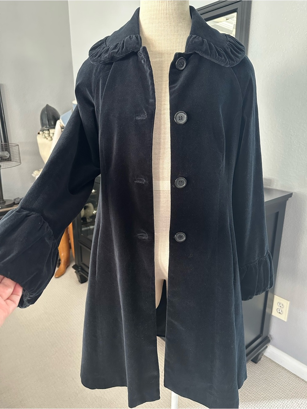 Odille (Anthropologie) velvet coat with ruffled collar and cuffs, size 8 - Picture 9 of 17